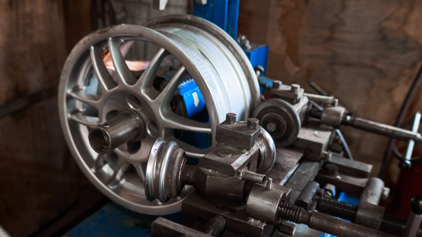 Wheel straightening on the lathe