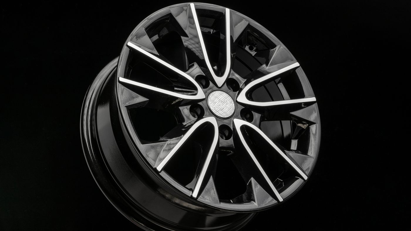 Diamond-cut alloy wheel finish